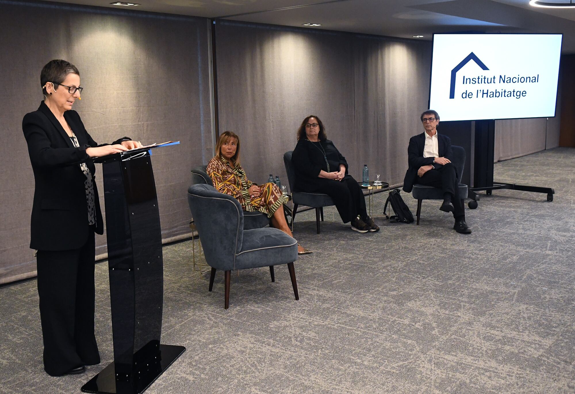 Cristina Valios va participar a la primera taula rodona organitzada per l'Institut Nacional de l'Habitatge