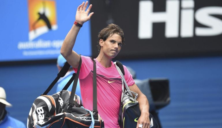 El tenista español Rafa Nadal abandona la pista tras perder ante el checo Tomas Berdych