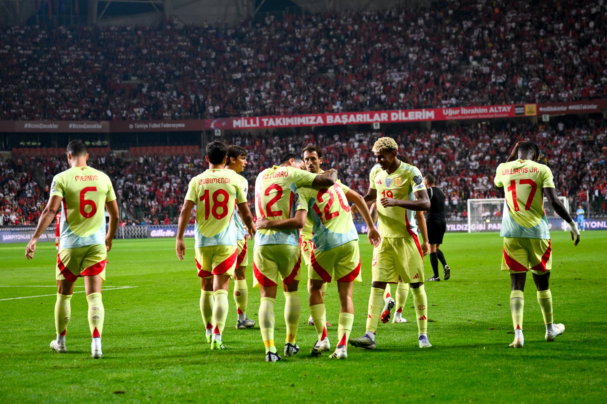 Los jugadores de la Selección celebran un gol ante Turquía en el clasificatorio para el Mundial 2026