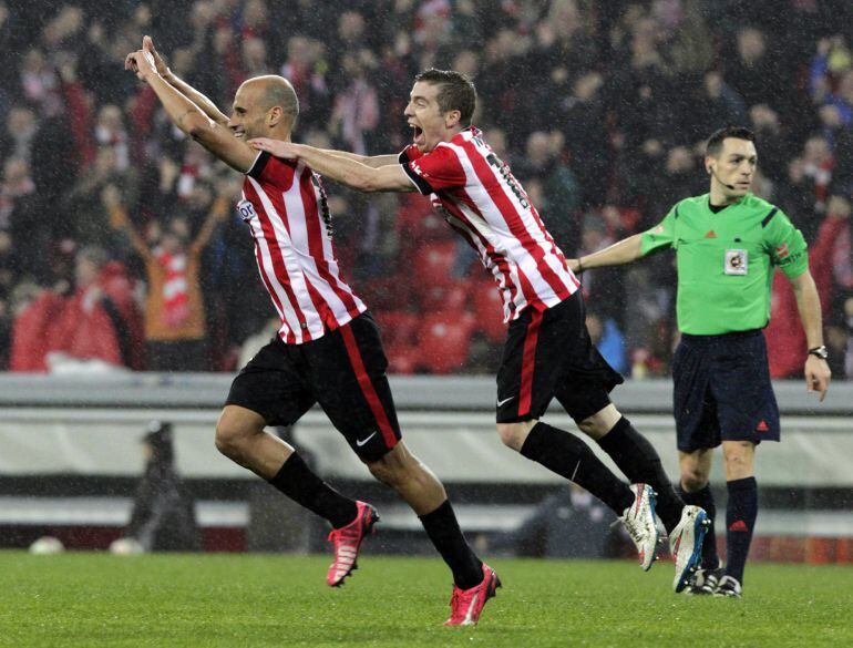 Mikel Rico e Iker Muniain celebran el segundo gol del Athletic, durante un Athletic-Almería en San Mamés