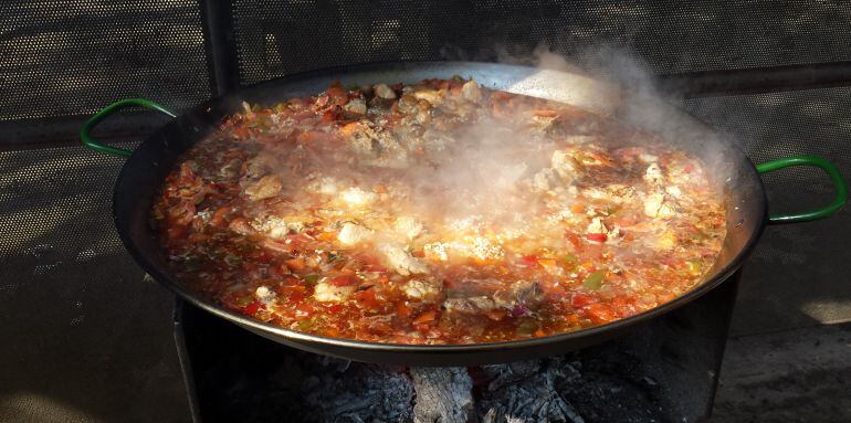 Paella cocinada con brasas