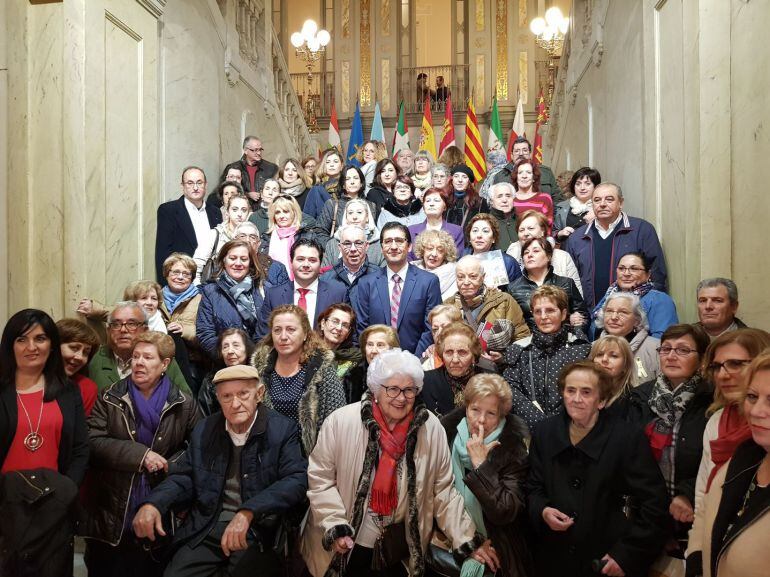 El presidente de la Diputación, José Manuel Caballero, junto a los familiares de los represaliados que han asistido al acto de homenaje