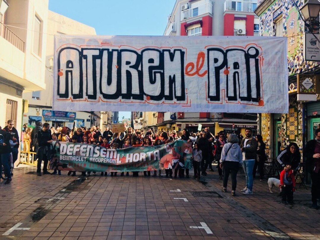 Multitudinaria manifestación en el barrio de Benimaclet para reclamar que se paralice el PAI de Metrovacesa