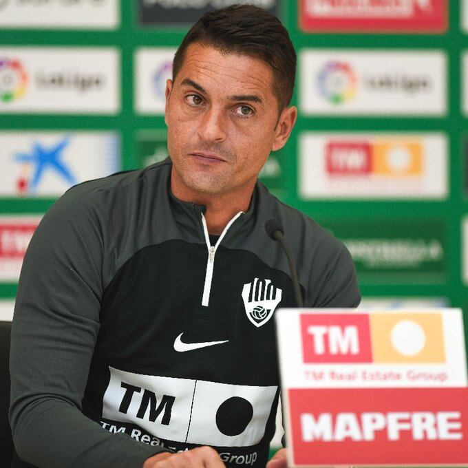 Francisco antes de la previa del Rayo-Elche en la Sala de Prensa del Elche CF