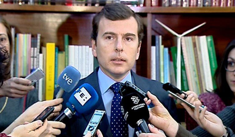 Imagen de televisión del secretario de Estado de Medio Ambiente y presidente de Acuamed, Pablo Saavedra, durante unas declaraciones ante la prensa tras estallar el caso