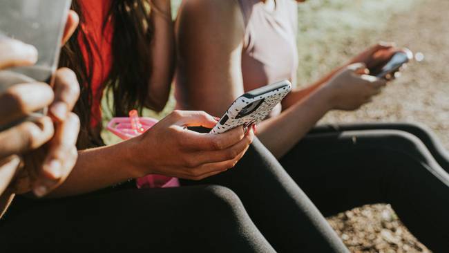 Adolescentes usando el teléfono móvil