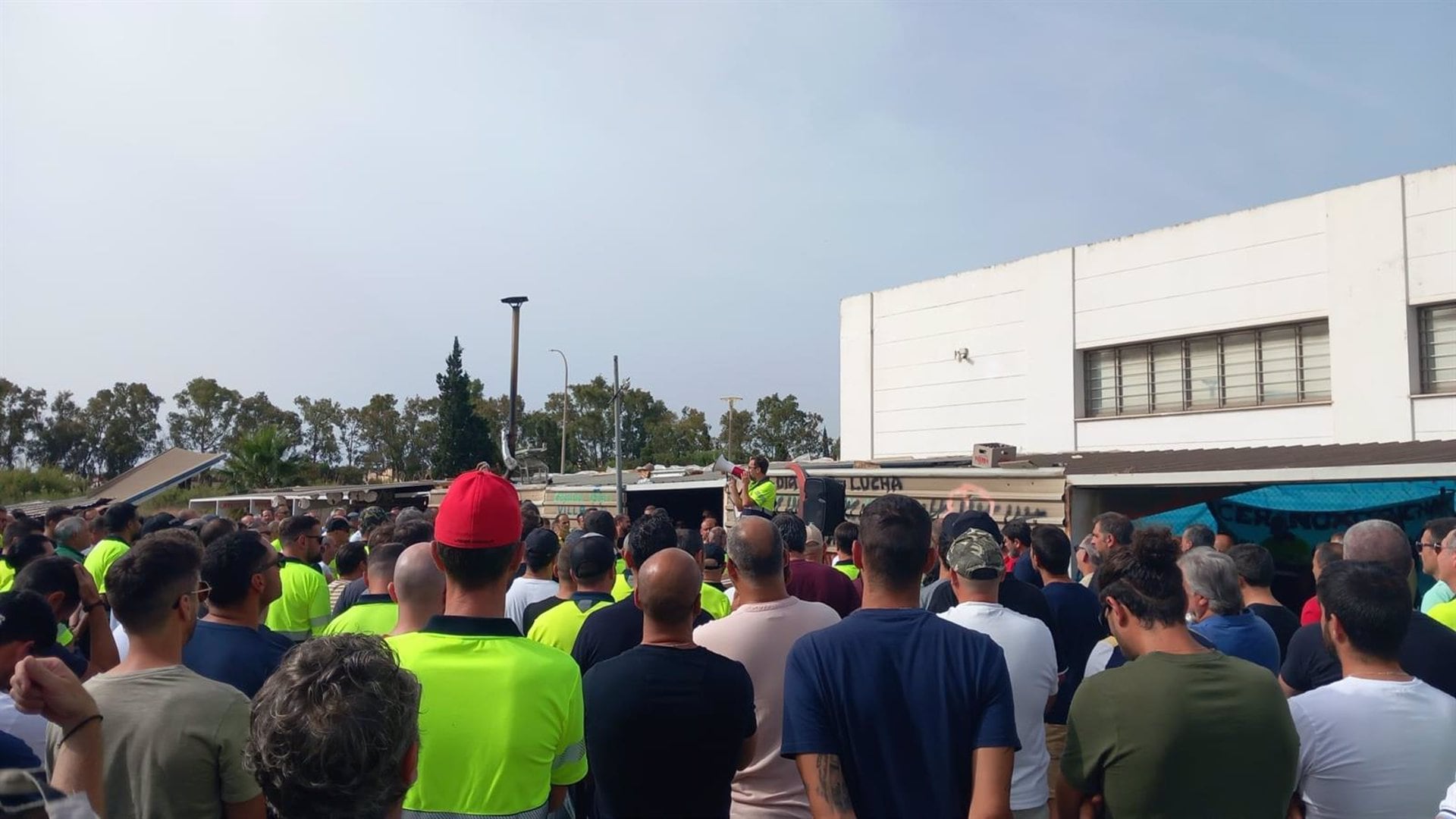 Los trabajadores de Acerinox en asamblea fuera de la factoría