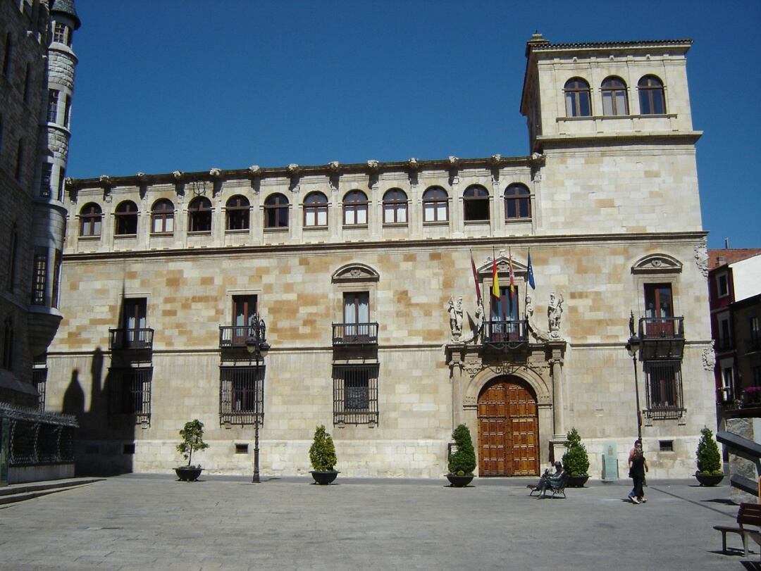 Fachada del Palacio de los Guzmanes. Sede de la Diputación de León en la que se celebra el pleno.