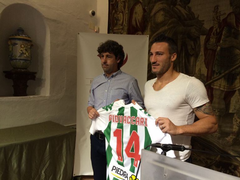 Piovaccari con Emilio Vega durante su presentación