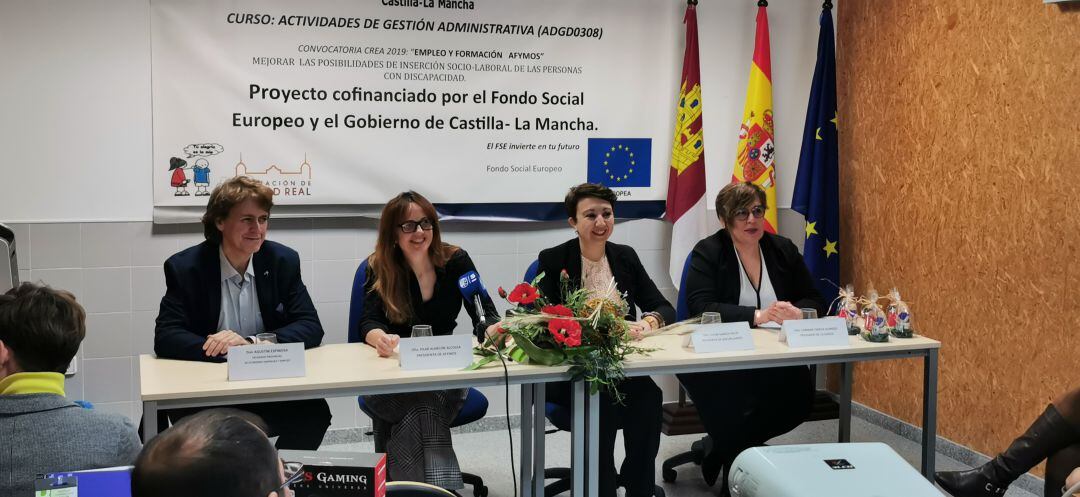 La delegada de la Junta en Ciudad Real, Carmen Olmedo, junto con la alcaldesa de Socuéllamos, Elena García, y la presidenta de AFYMOS, Pilar Alarcón. 