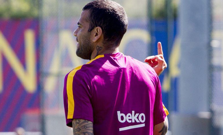 Dani Alves gesticula durante la sesión de entrenamiento de la plantilla 