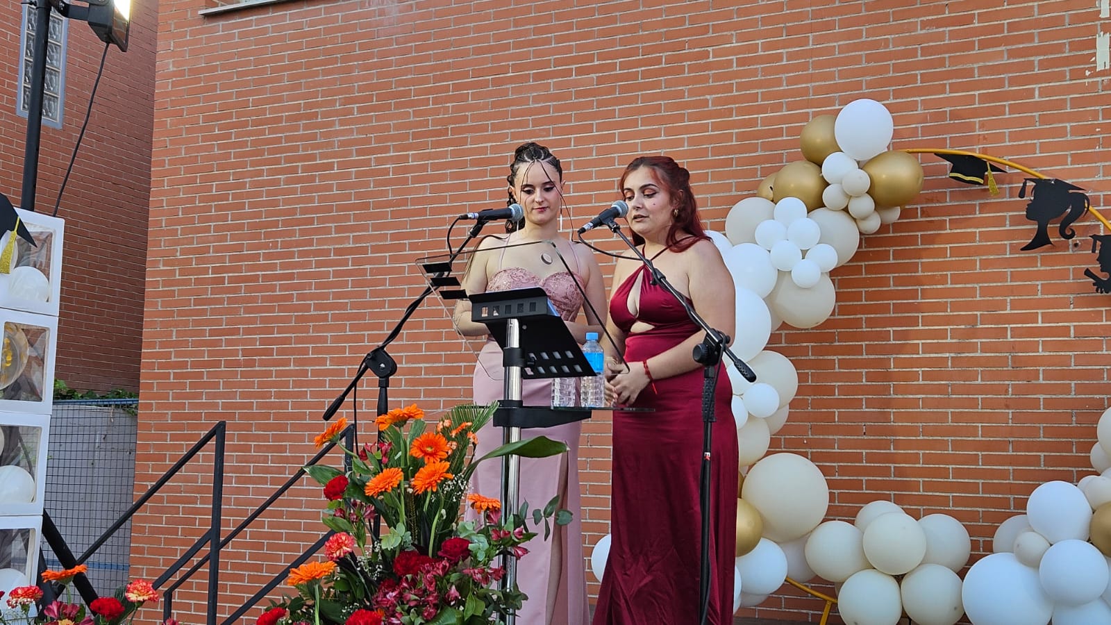 Isabel Vargas y Natalia López eran las encargadas de presentar al grupo del ciclo de 'Atención a Personas en Situación de Dependencia'