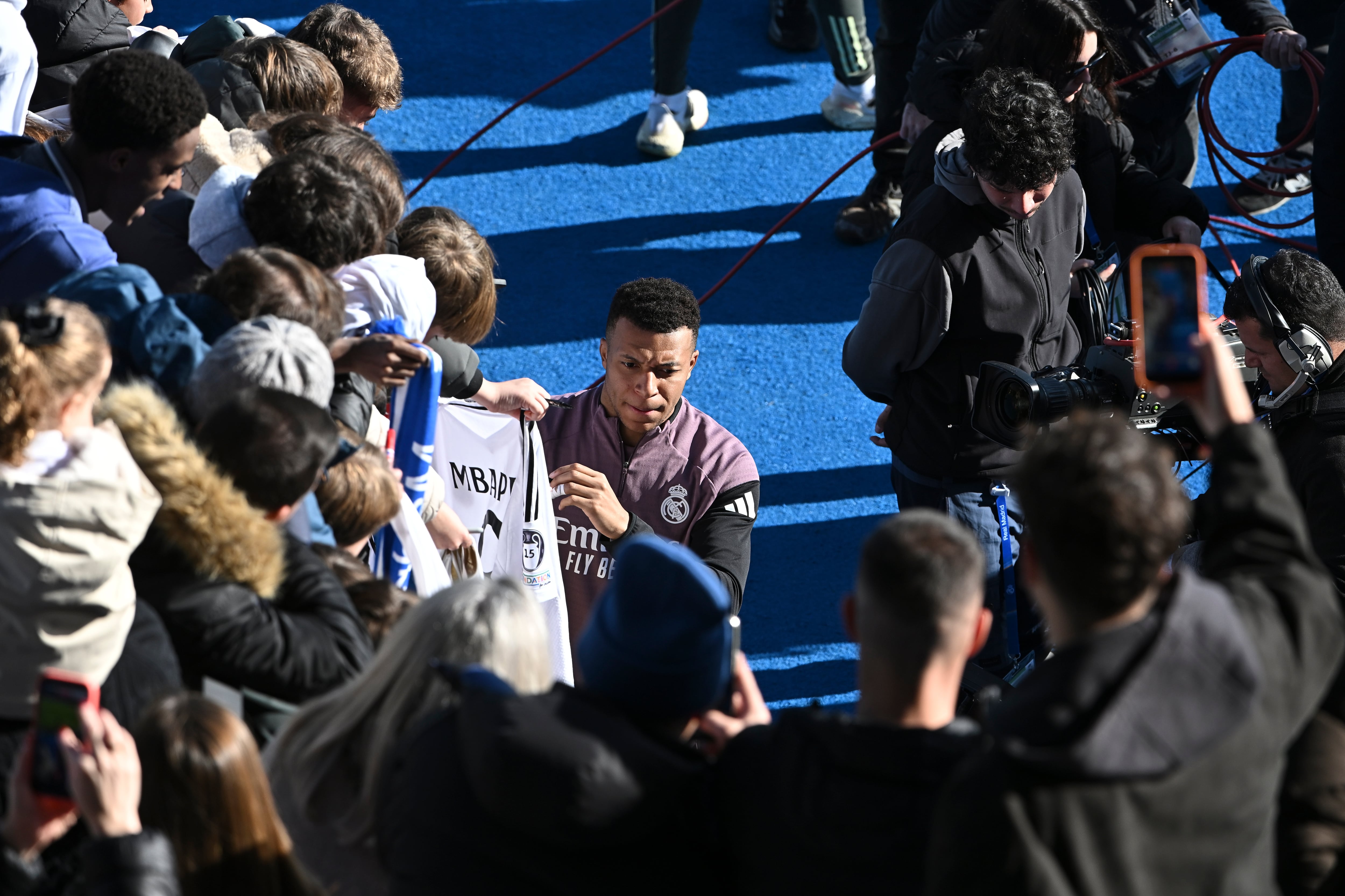 Kylian Mbappe firma autógrafos durante un entrenamiento. EFE/ Fernando Villar