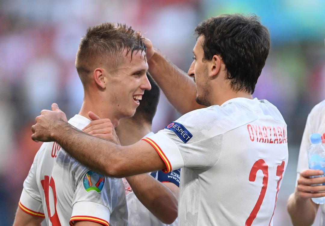 Dani Olmo y Oyarzabal se abrazan con la Selección