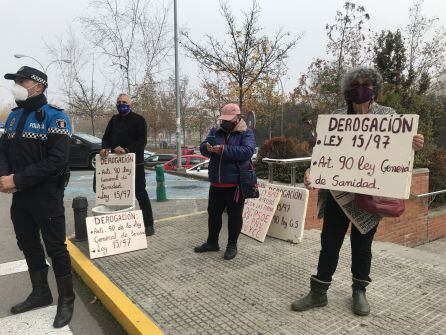 A las puertas del hospital también pedían la derogación de la Ley 15/97