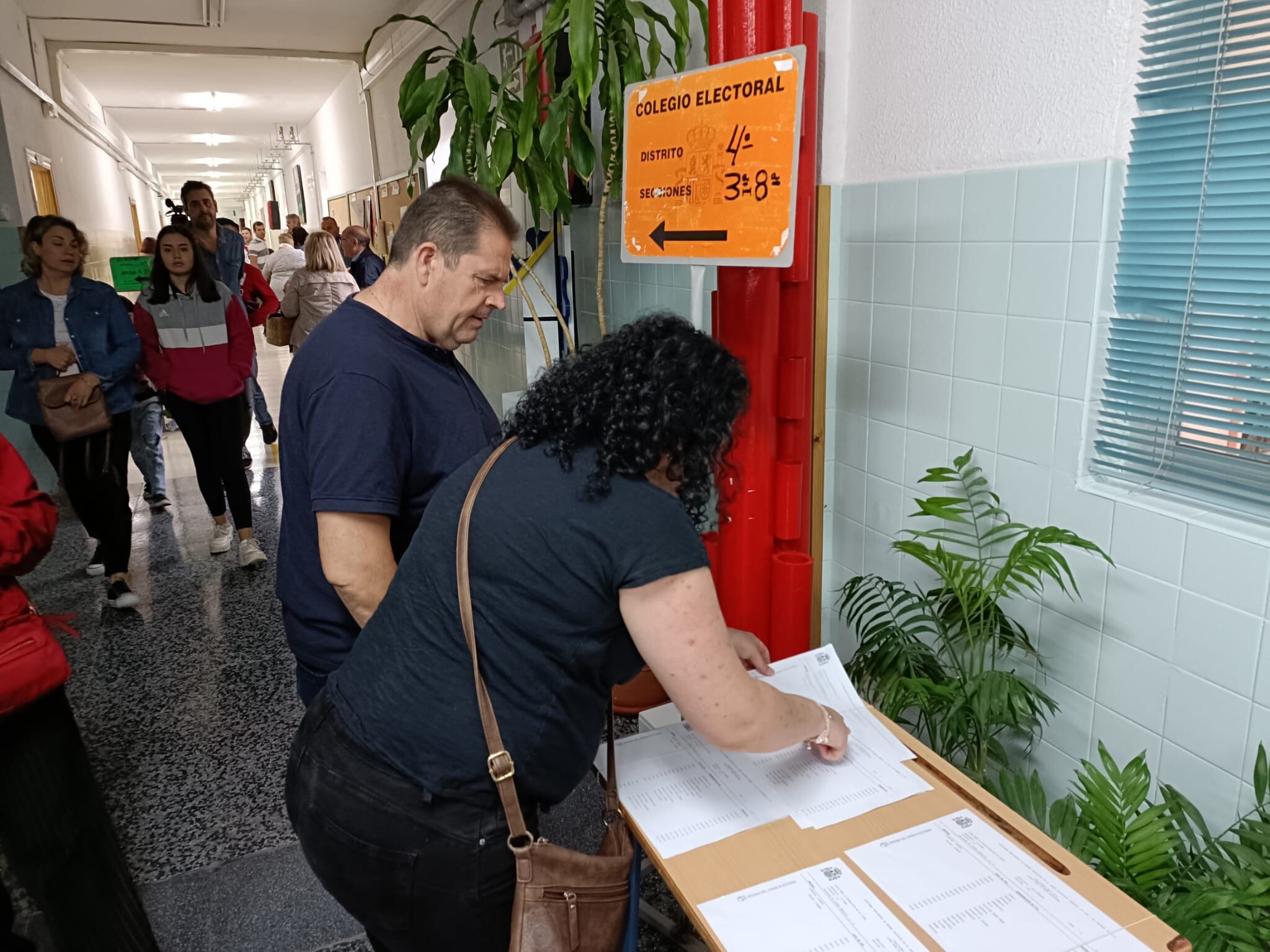 Ambiente en colegio electoral de Linares