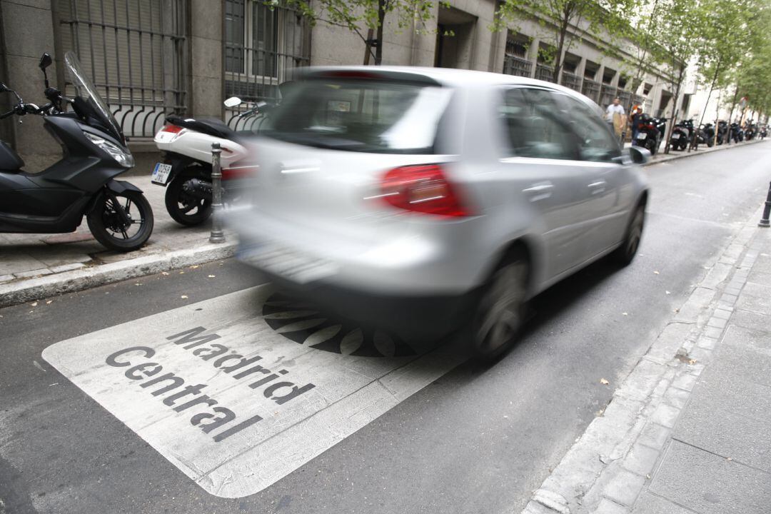 Un coche atraviesa una de las vías que componen Madrid Central.