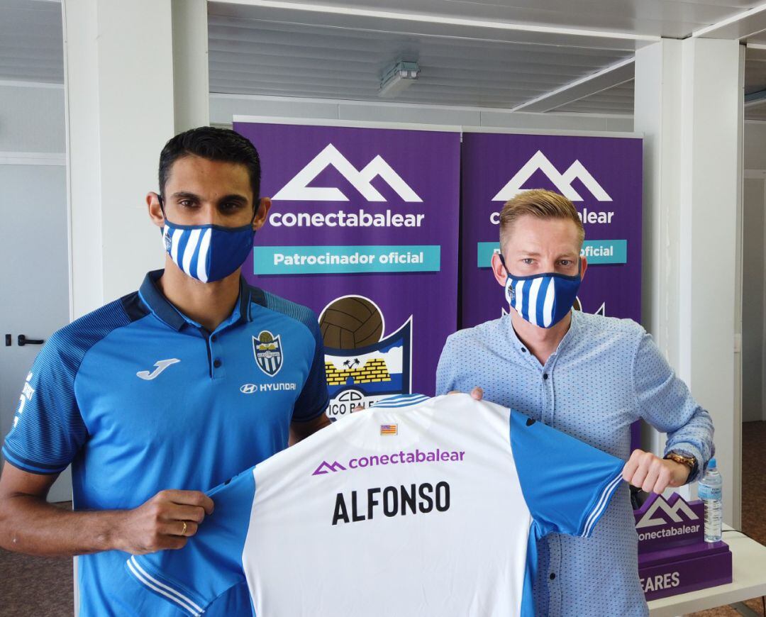 Alfonso Martín posa con la camiseta del Atlético Baleares junto al director deportivo, Patrick Messow.