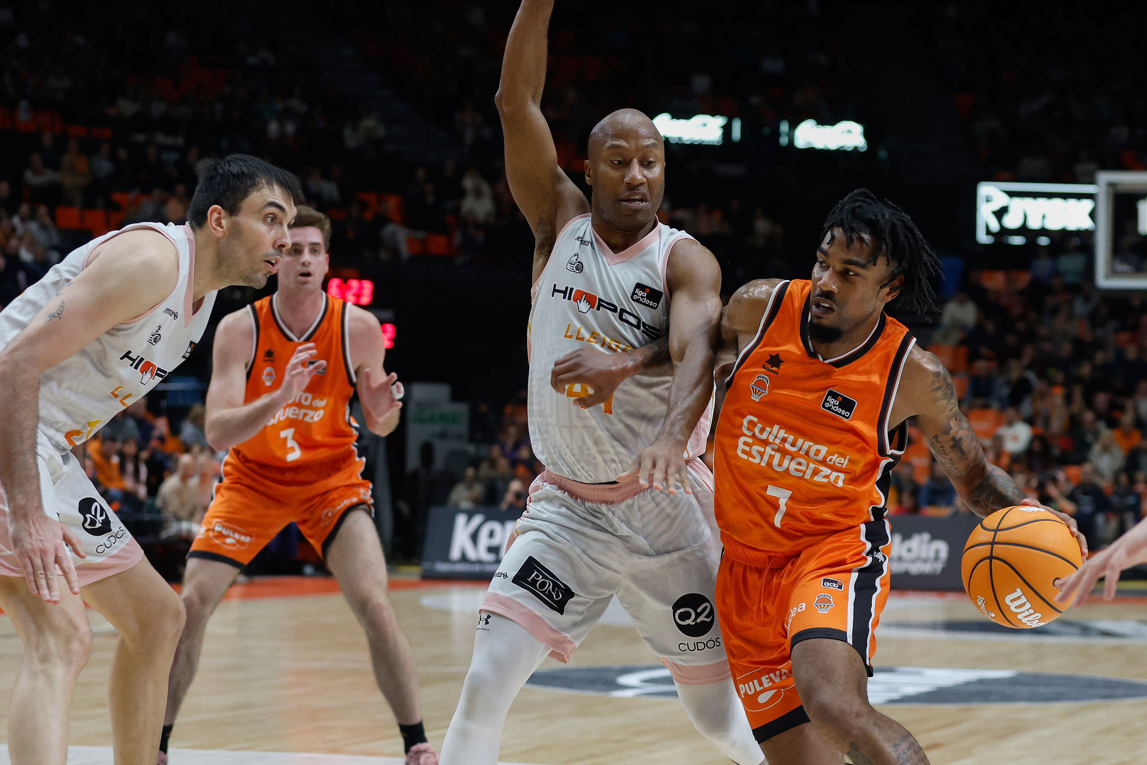 VALENCIA, 30/12/2024.- El jugador del Valencia Basket Chris Jones (dcha) controla el balón ante el jugador del Hiopos Lleida Kenny Hasbrouck (2d), durante el partido de la jornada 14 de la Liga Endesa disputado en el pabellón de la Fuente de San Luis de Valencia. EFE/Miguel Ángel Polo
