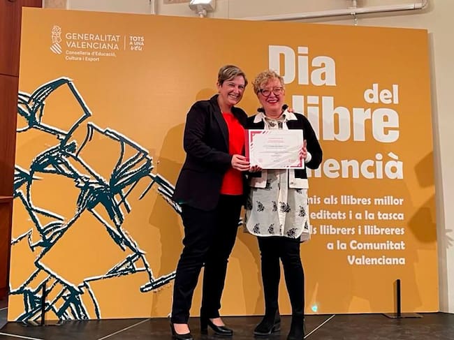 Dolors Insa amb la consellera Raquel Tamarit, qui li entrega el diploma acreditatiui