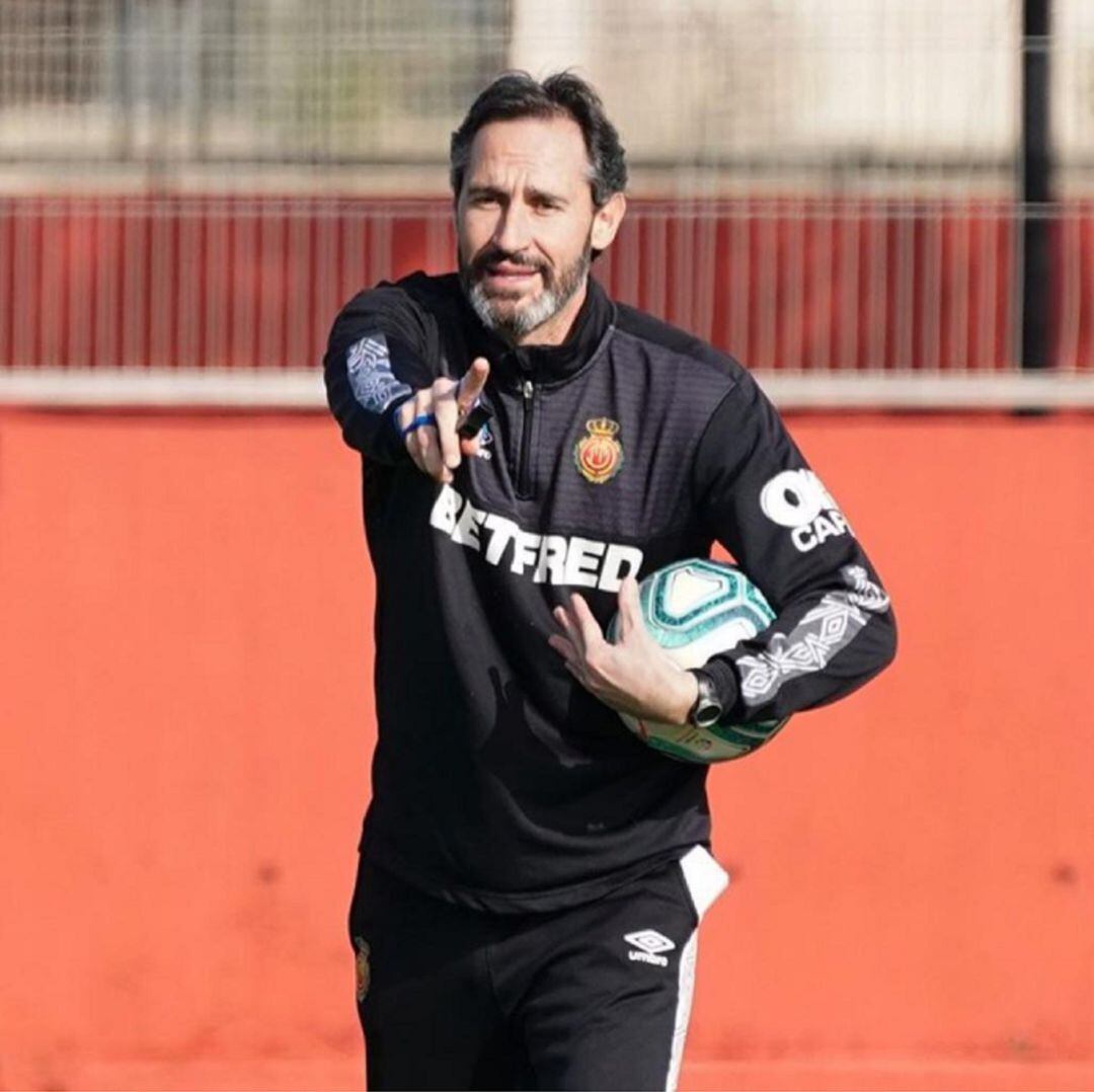 Vicente Moreno al mando de un entrenamiento