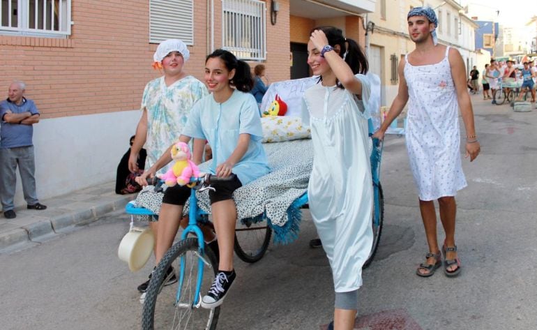 Uno de los momentos de la carrera de camas de Villamalea del año pasado