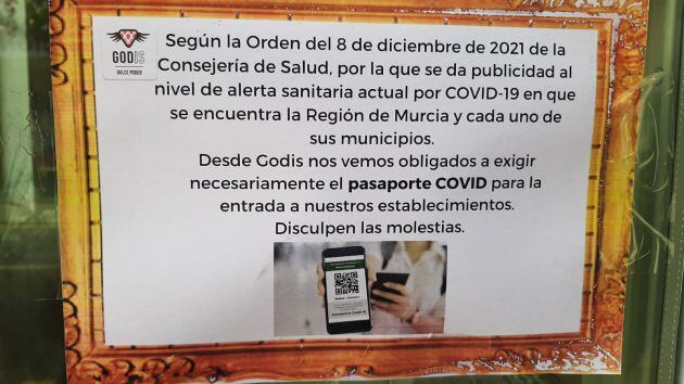 Cartel informativo en la puerta de un local sobre la petición del certificado Covid