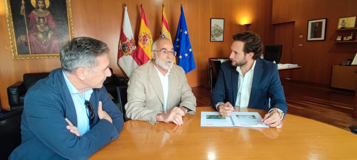 Momento de la reunión entre reponsables de la DPH y el lugarteniente del Justicia de Aragón