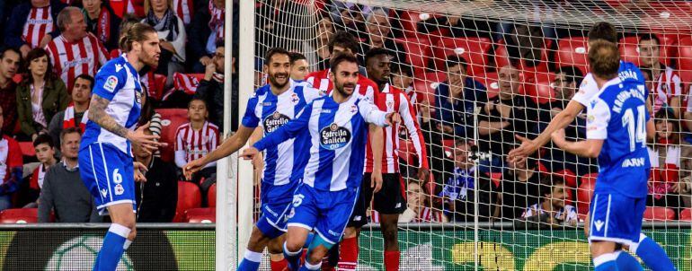 El delantero del Deportivo Adrián López celebra el gol marcado contra el Athletic de Bilbao