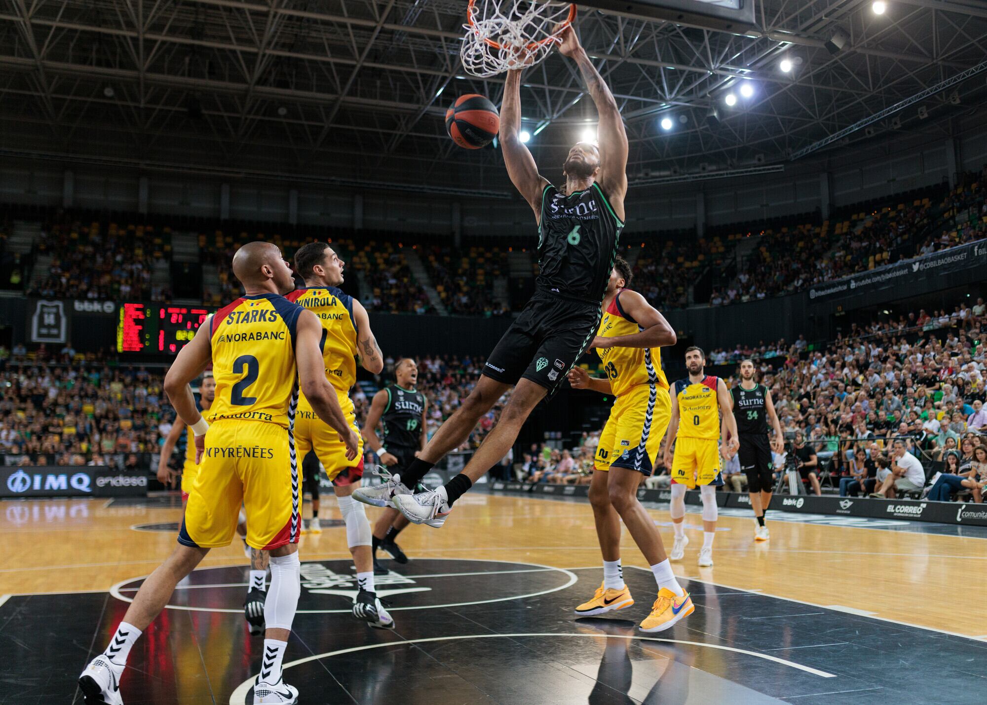 Un instant del partit entre el Surne Bilbao Basket i el MoraBanc Andorra.
