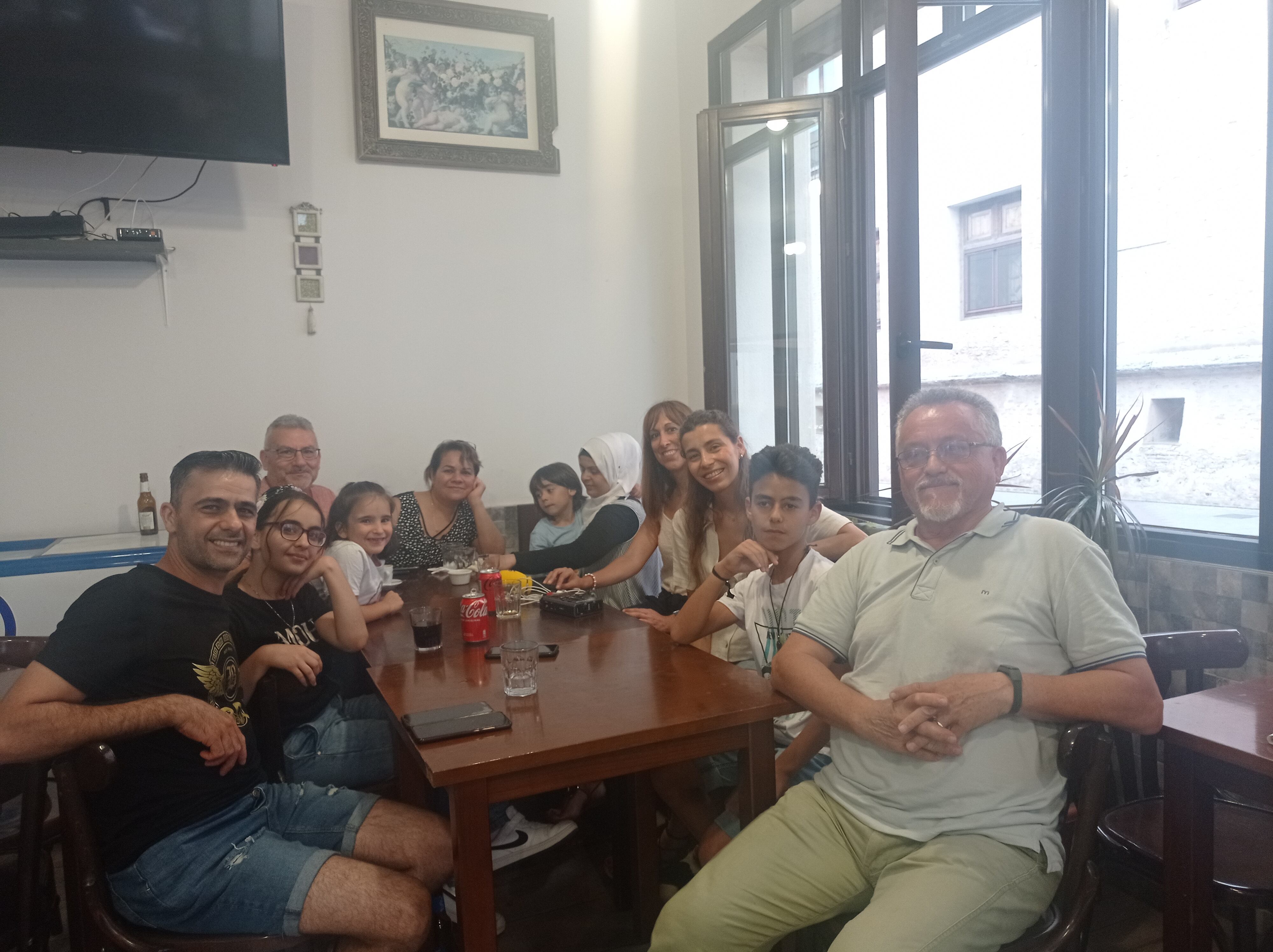 Familia siria y voluntarios en Alaquàs