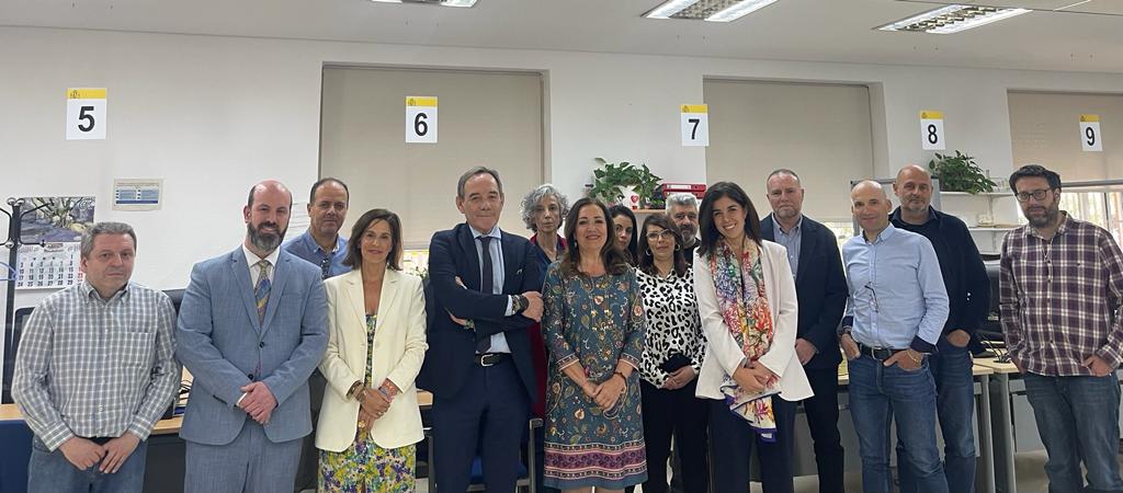 El personal de la Oficina de Extranjería de Jaén posa junto a la subdelegada del Gobierno, Catalina Madueño y el director general de Migraciones, Santiago Yerga.