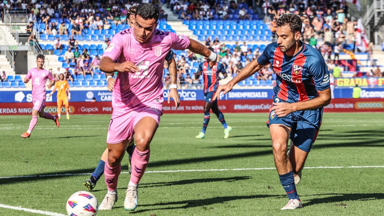 Iván Martos peleando un balón a Jesús Clemente en un Huesca - Eldense