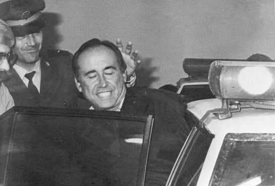 El empresario jerezano José María Ruíz-Mateos es introducido en un coche de la Policía que lo traslada al Juzgado de Ayamonte para prestar declaración. Foto de archivo del 13-11-1988.