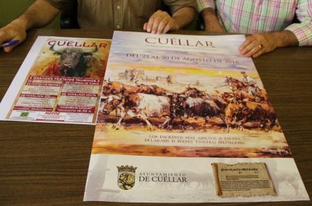 Imagen del cartel anunciador de las fiestas de 2018, es un óleo sobre tabla de Lope Tablada que representa los encierros por el campo con el castillo de fondo