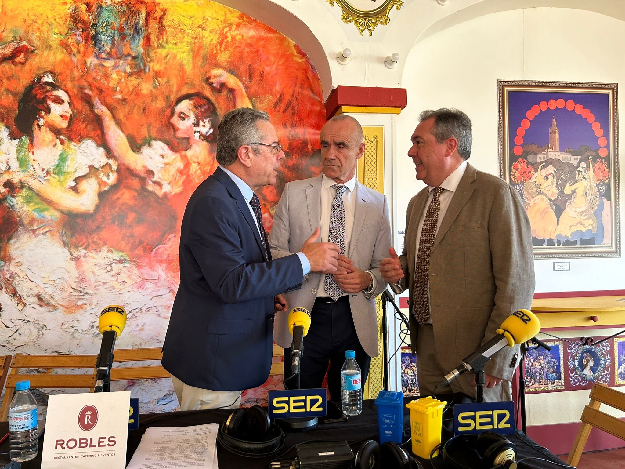 Antonio Muñoz y Juan Espadas junto a Salomón Hachuel en la caseta de Radio Sevilla