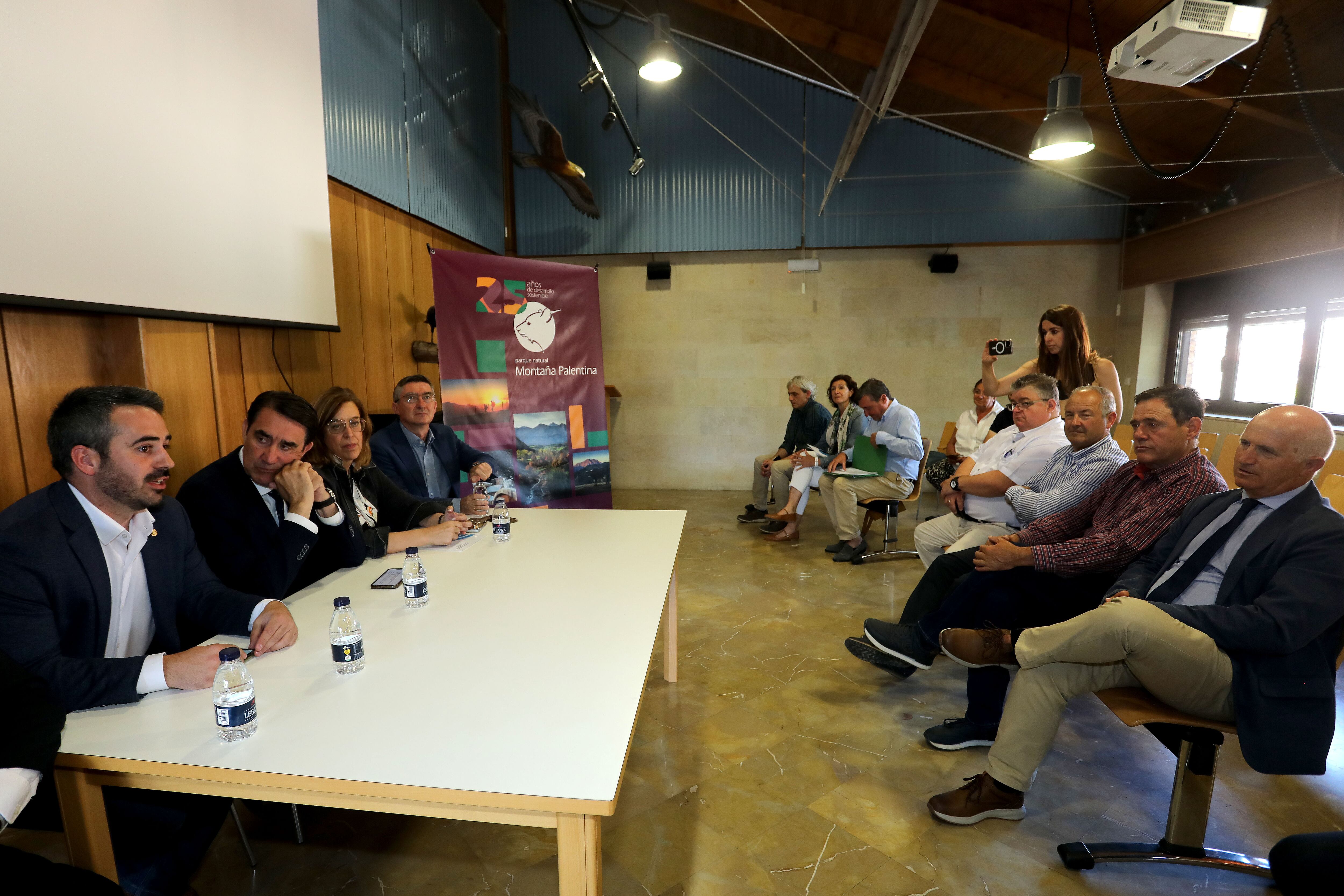 El consejero de Medio Ambiente, Vivienda y Ordenación del Territorio, Juan Carlos Suárez-Quiñones, presenta el programa de actividades del 25 aniversario del Parque de la Montaña Palentina