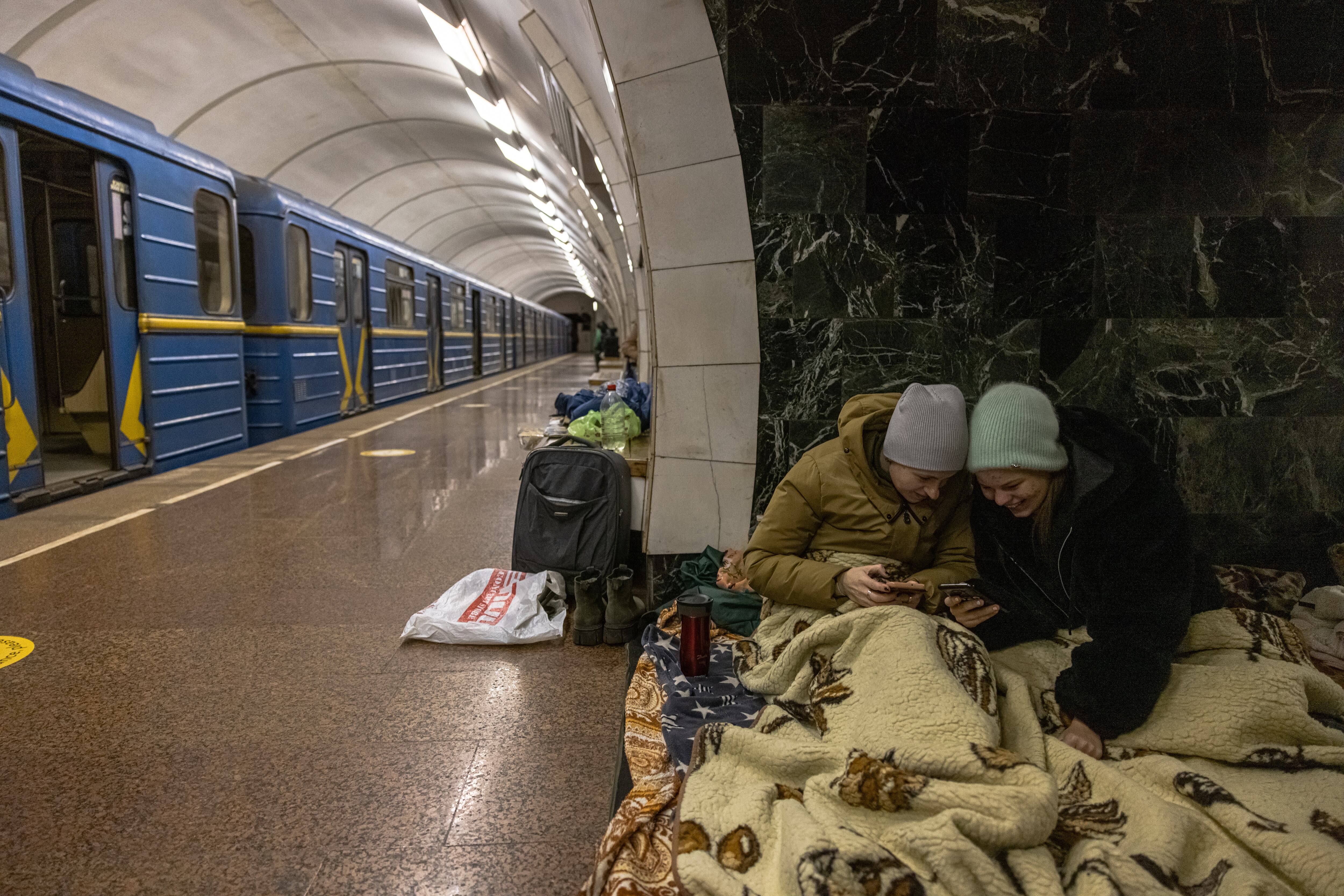 Kiev (Ukraine), 02/03/2022.- People stay inside the Dorohozhychi subway station turned into a bomb shelter, in Kiev (Kyiv), Ukraine, 02 March 2022. Russian troops entered Ukraine on 24 February prompting the country's president to declare martial law and triggering a series of severe economic sanctions imposed by Western countries on Russia. (Rusia, Ucrania) EFE/EPA/ROMAN PILIPEY