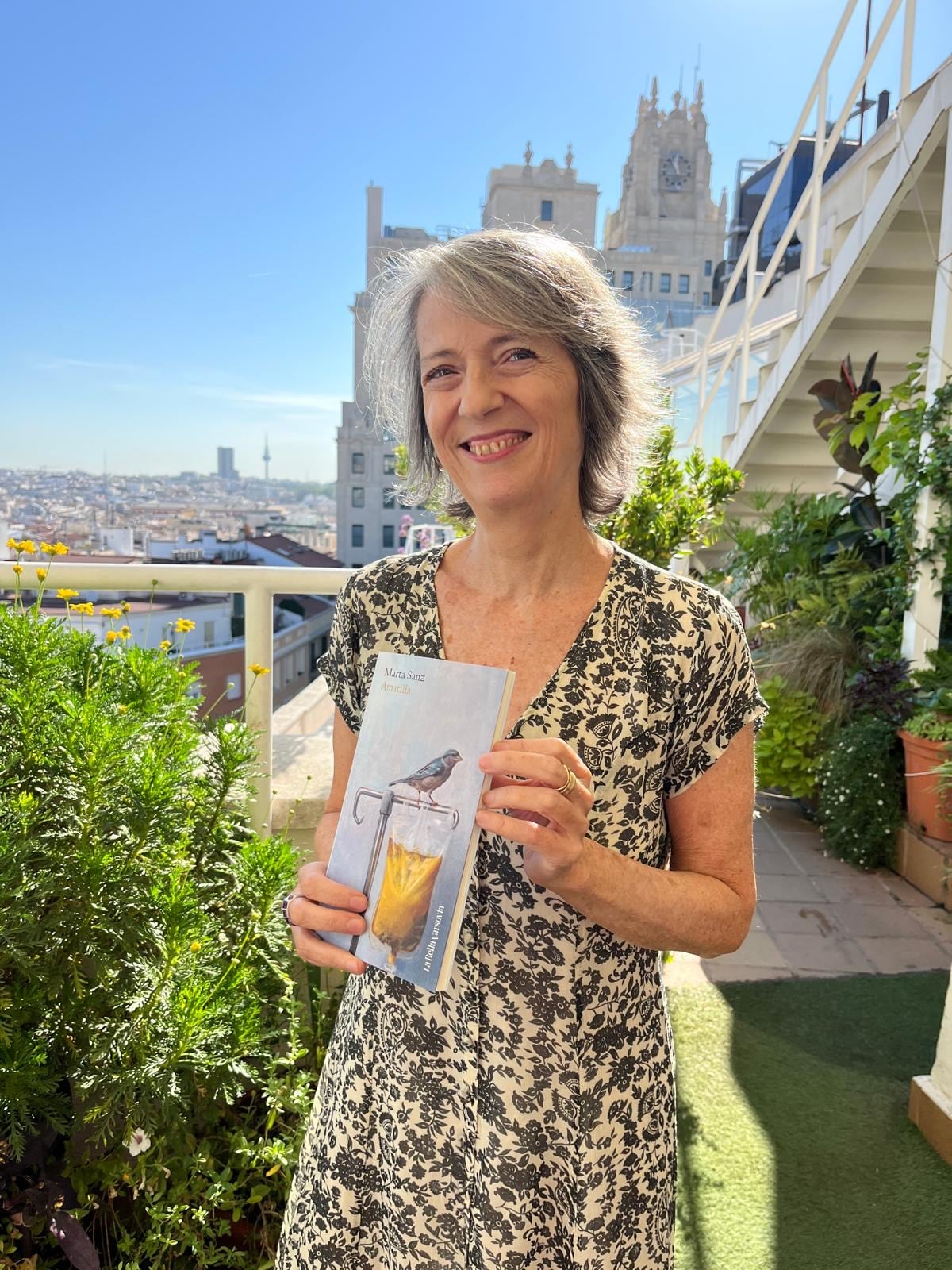 Marta Sanz con su poemario &#039;Amarilla&#039; en la terraza de la Cadena SER en Madrid