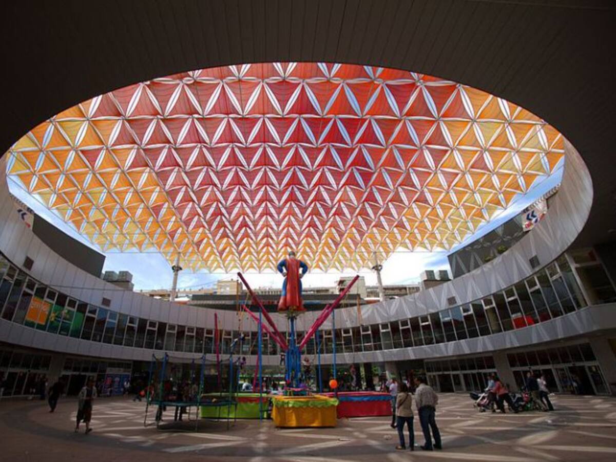 Una limpiadora de Nervión Plaza está muy grave tras recibir una paliza de un supuesto ladrón