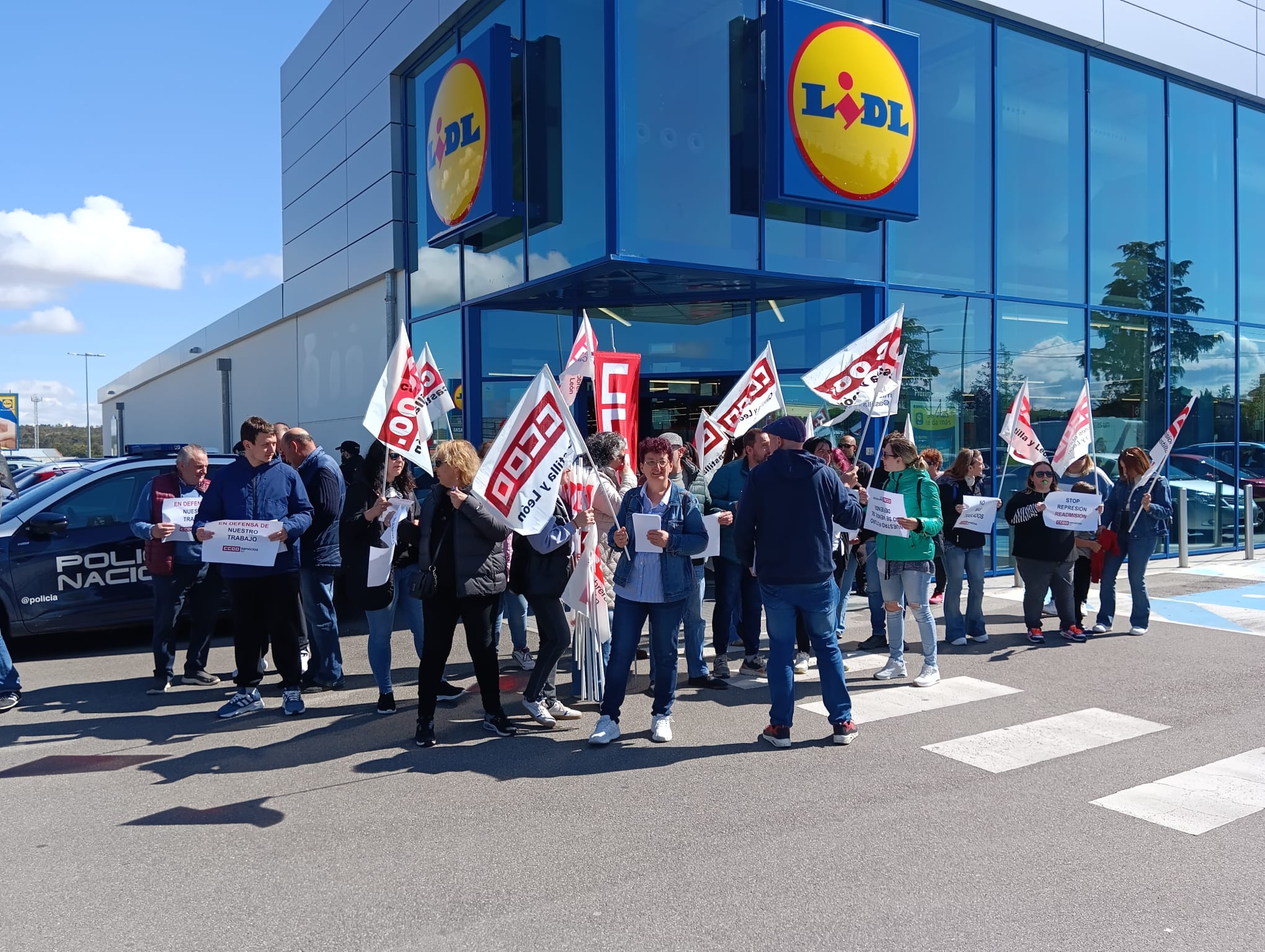 Concentración de los sindicatos en las puertas de la tienda Lidl en Aranda de Duero