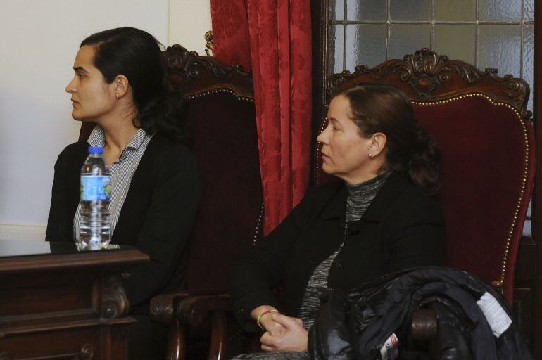  Las acusadas, Monserrat González (d), autora confesa del crimen, y su hija Triana Martínez, durante la nueva jornada del juicio por el asesinato de la presidenta de la Diputación de León