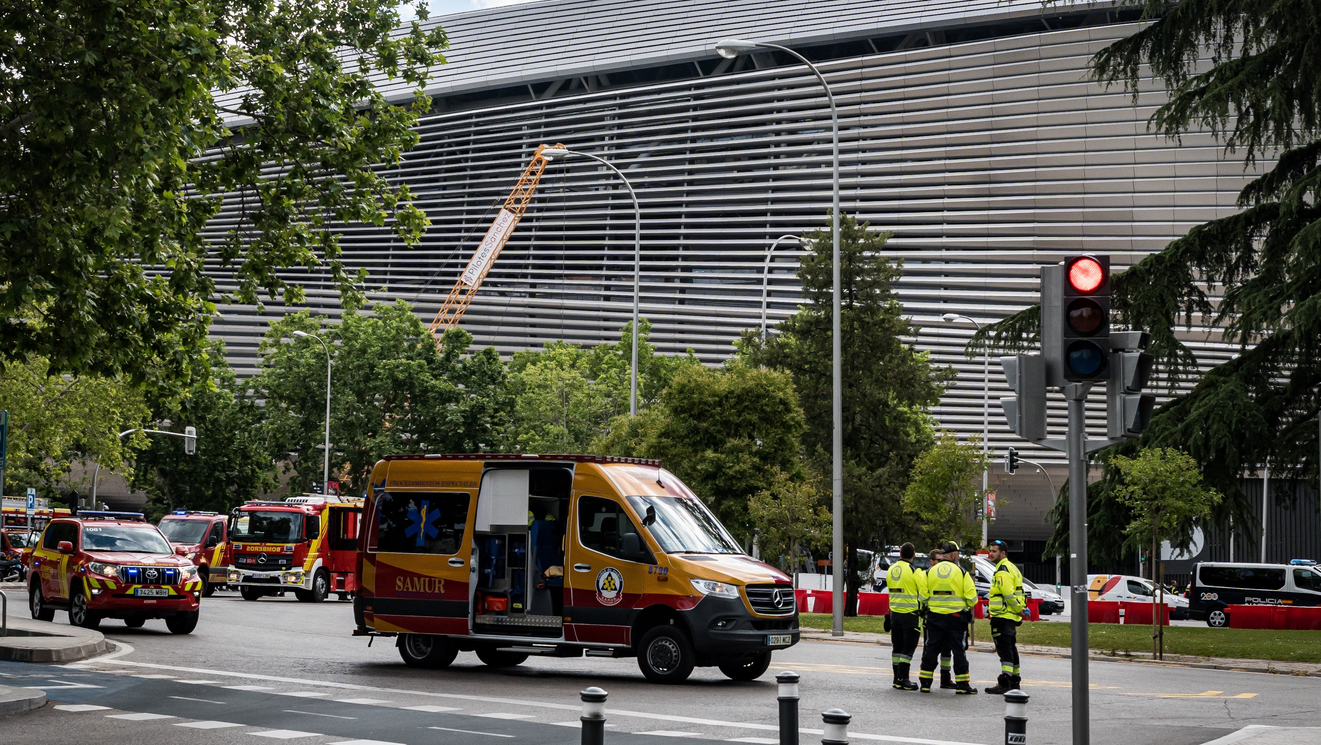 Una ambulancia delante del estadio Santiago Bernabéu. Archivo.