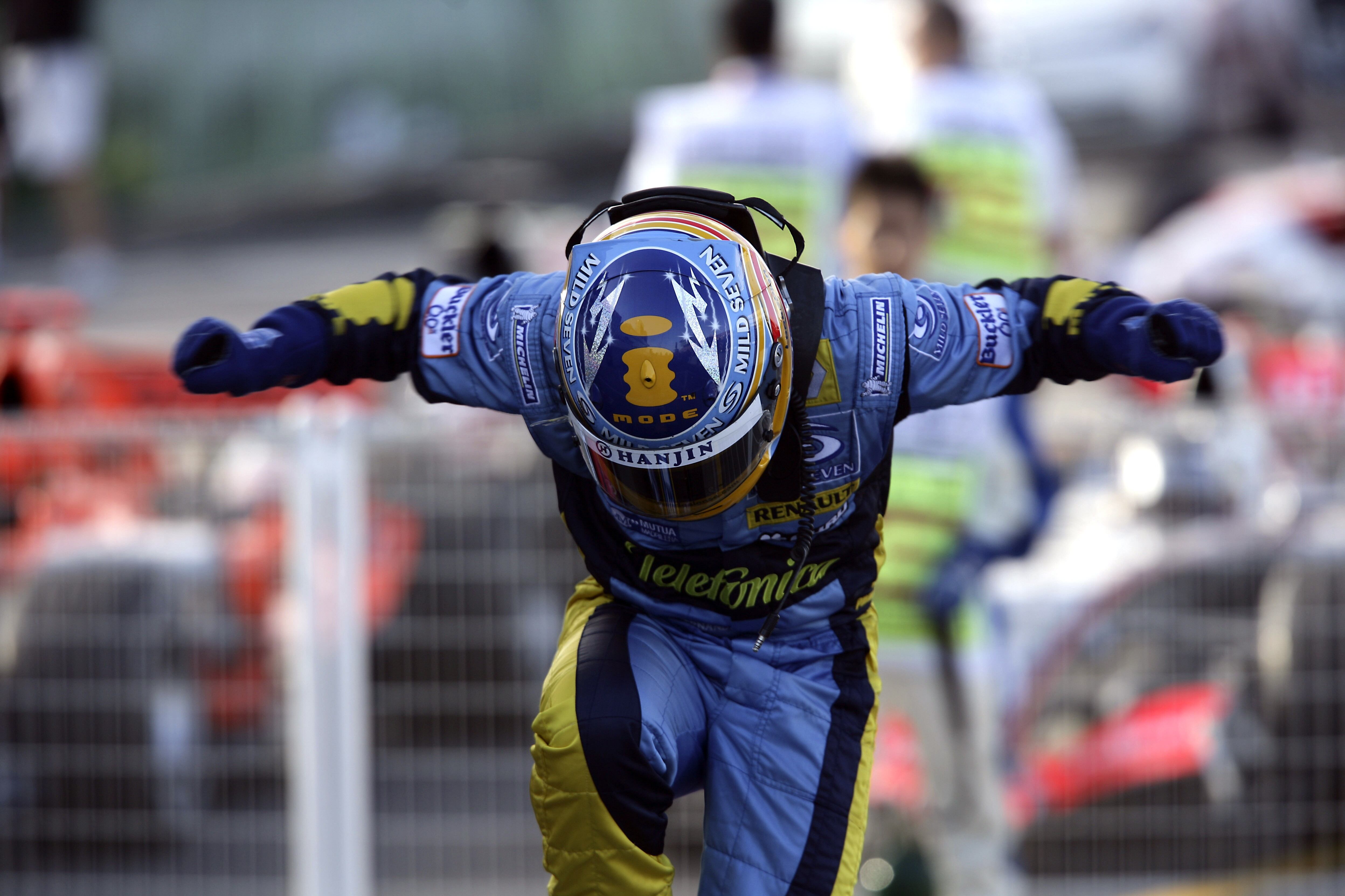 Fernando Alonso celebra su victoria en Japón 2006