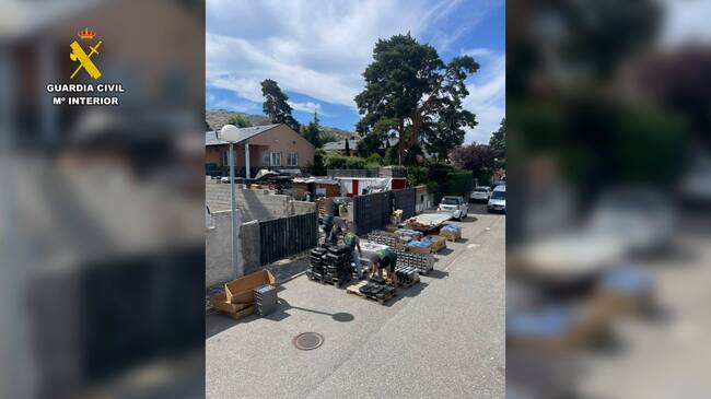 OTERO DE HERREROS (SEGOVIA), 12/08/2023.- Imagen facilitada del registro del chalé del militar en la localidad de Otero de Herreros. Era tal la acumulación de baterías de litio y de material para su manipulación que ni el perro de la Guardia Civil encontró espacio para entrar a rastrear la casa en la que, cual Diógenes, un militar desarrollaba un negocio tan lucrativo como peligroso. EFE/Guardia Civil SOLO USO EDITORIAL/SOLO DISPONIBLE PARA ILUSTRAR LA NOTICIA QUE ACOMPAÑA (CRÉDITO OBLIGATORIO)