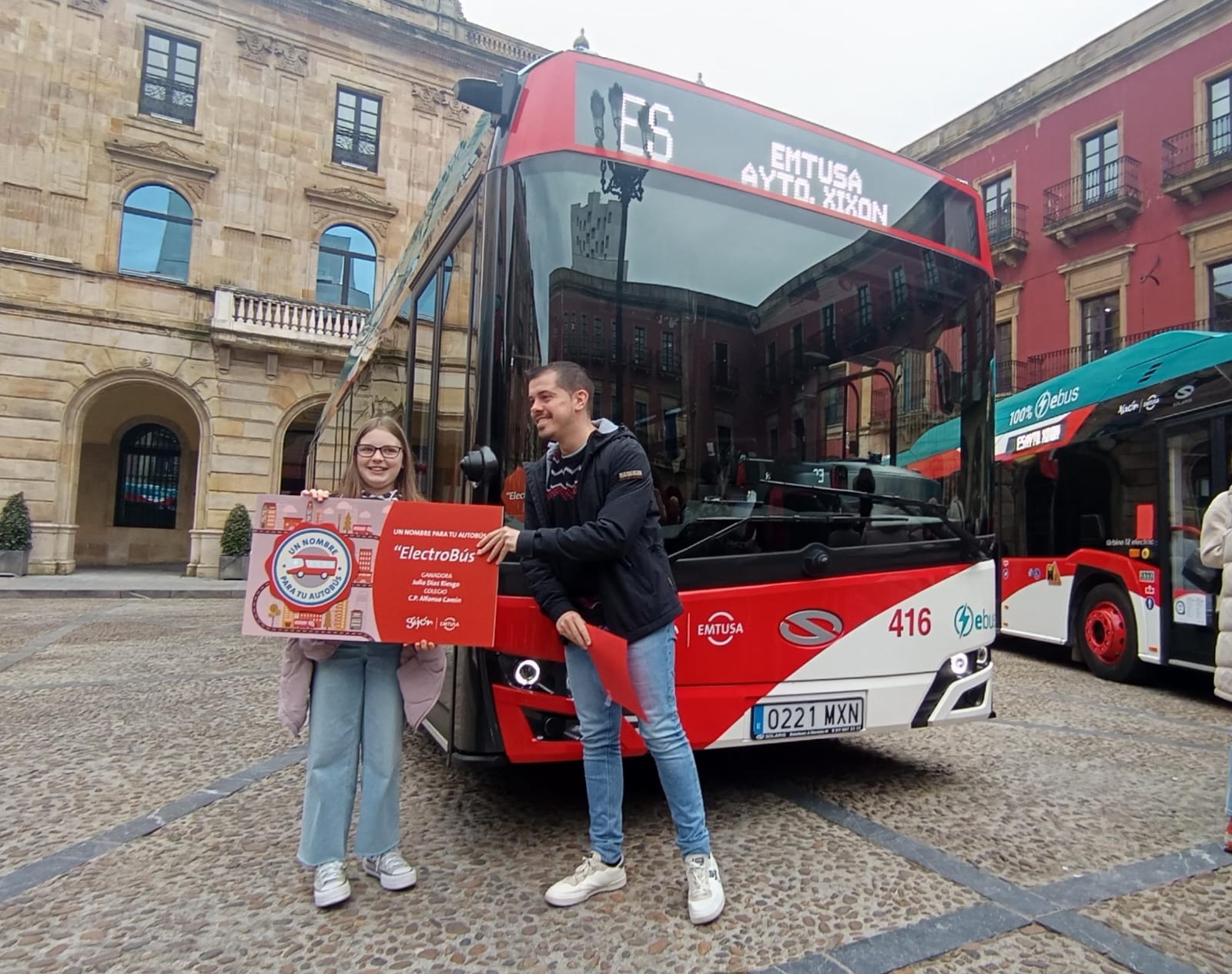 Alumnos de varios centros educativos de Gijón han bautizado los seis nuevos autobuses eléctricos.