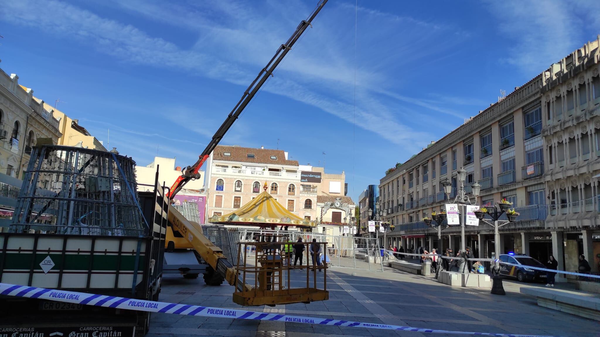 Instalación del Carrusel y el árbol de Navidad en la Plaza Mayor