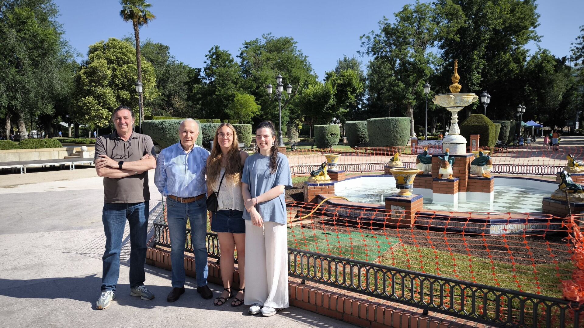 Pedro Lozano, concejal de Cultura, junto al locutor Manuel López Francia y Sara y Alicia varias intérpretes del concierto