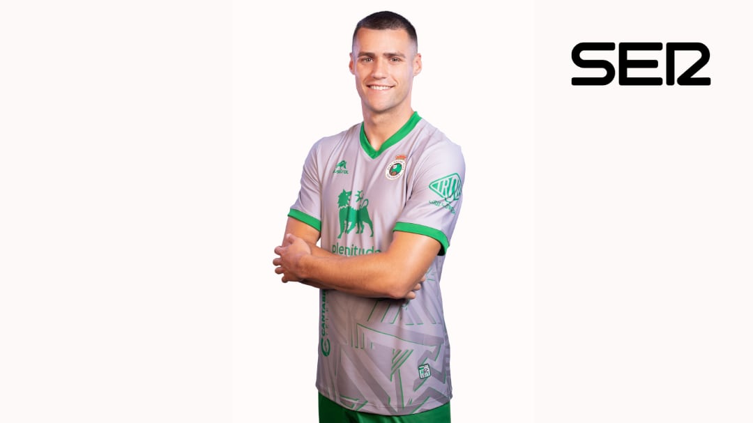 Álvaro Mantilla posa con la segunda camiseta del Racing 2023-2024