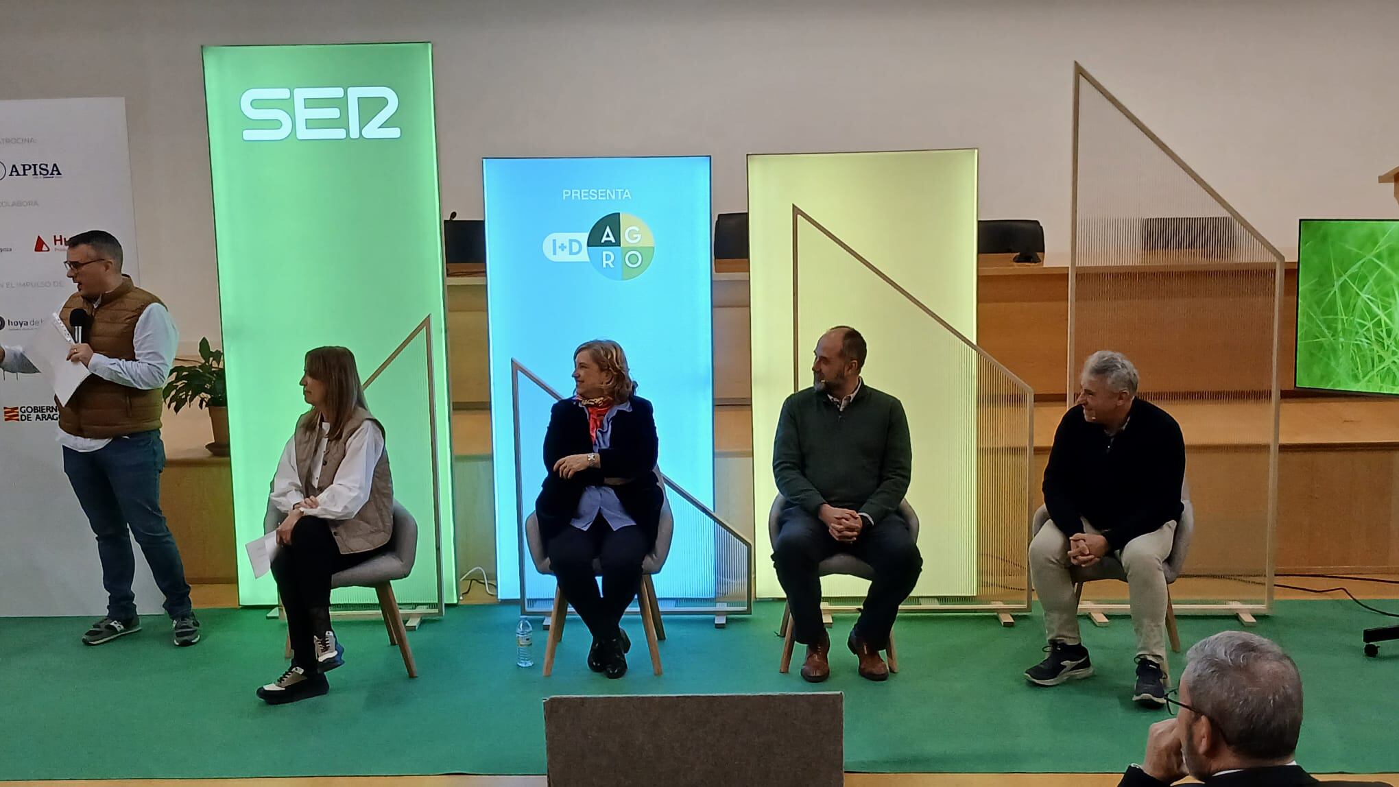 Rosa Bolea, rectora de la Universidad de Zaragoza, Hugo Malón, director de la Escuela Politécnica, Nacho Torre Calvo, profesor del CPIFP Montearagón y alumnos invitados. Modera Nuria Garcés, Radio Huesca.